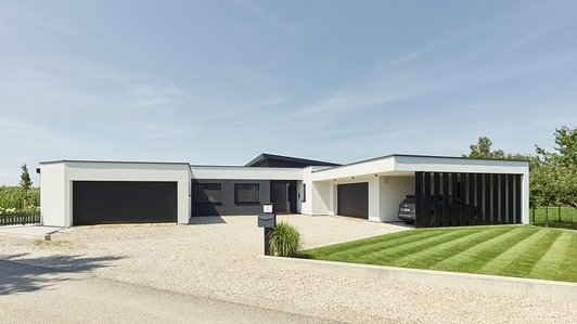 Einfamilienhaus mit Flachdach und Carport in zeitgenössischem Stil
