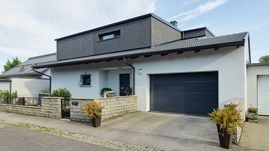 Moderner Holzbau mit Balkon - Außenansicht mit Garage