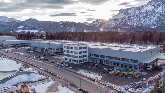 Knoll Logistik Außenansicht mit Bergen