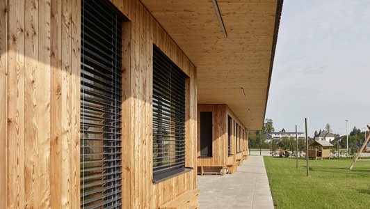 Veranda mit Blick auf den Spielplatz der Sonderschule Mattighofen