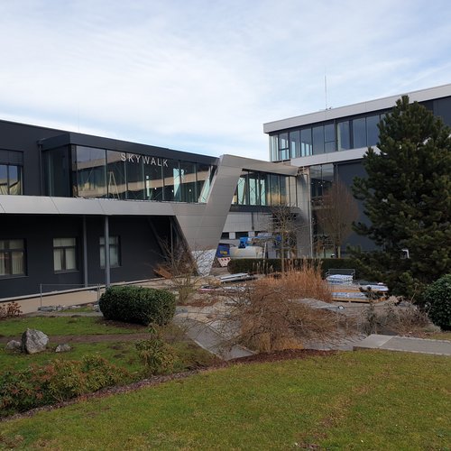 Skywalk zwischen Gebäuden des AMAG Austria Werks