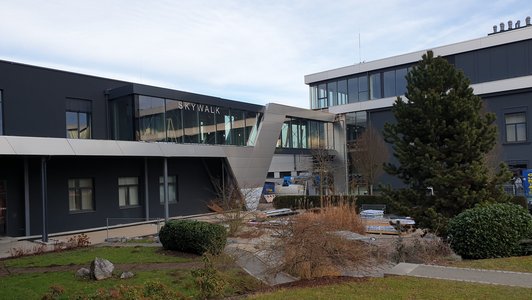 Skywalk zwischen Gebäuden des AMAG Austria Werks