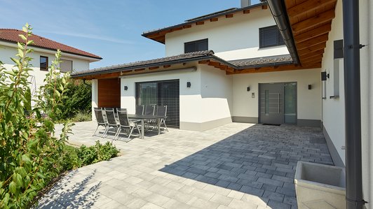 Familien Ziegelhaus mit Terrasse - Außenansicht Eingang mit Terrasse
