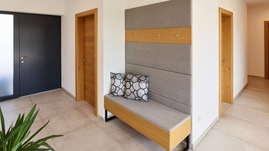 Gemütlicher Eingangsbereich mit Sitzbank