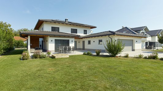 Familien Ziegelhaus mit Terrasse - Außenansicht mit Garten