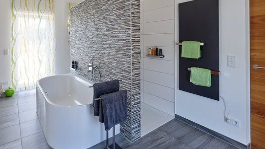 Minimalistischer Bungalow in Massivbauweise - Innenansicht Badezimmer mit Badewanne