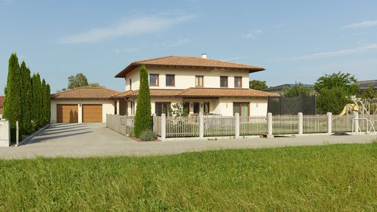 Blick auf das Haus mit umzäunten Garten Blick auf das Haus mit umzäunten Garten