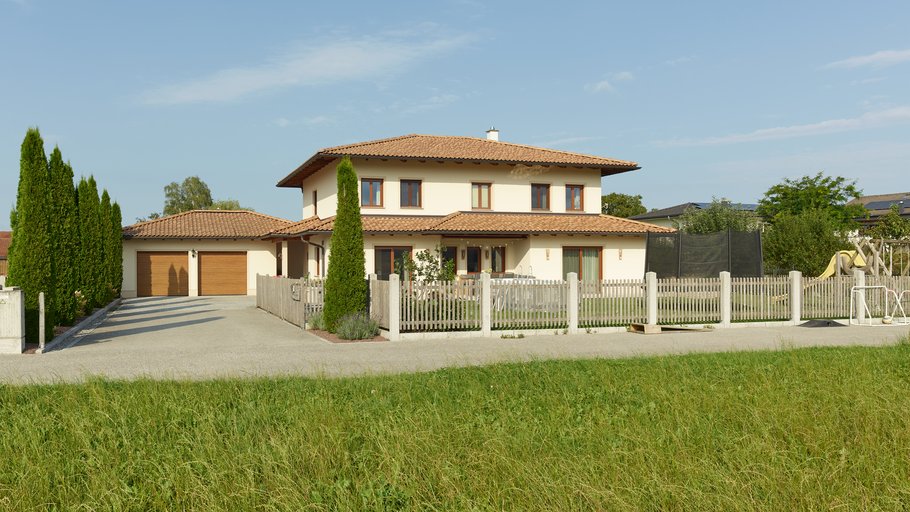Blick auf das Haus mit umzäunten Garten
