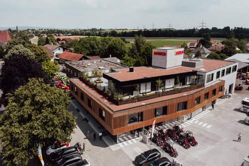 Luftaufnahme des Mauch Landmaschinen Gebäudes mit umliegendem Gelände und Maschinenpark