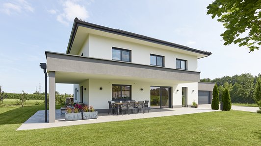 Massives Ziegelhaus mit umlaufender Terrasse Außenansicht schräg von unten