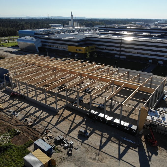 Seitliche Ansicht des Baus der Fertigwarenlagerhalle bei AMAG Austria