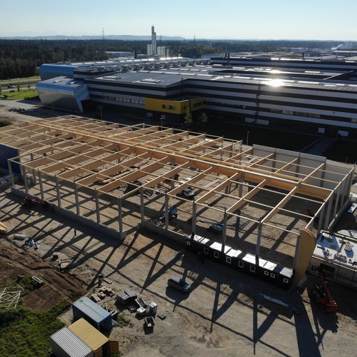 Seitliche Ansicht des Baus der Fertigwarenlagerhalle bei AMAG Austria