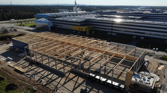 Seitliche Ansicht des Baus der Fertigwarenlagerhalle bei AMAG Austria