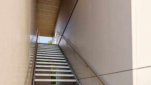 Treppe im Anbau der Volksschule Neumarkt.