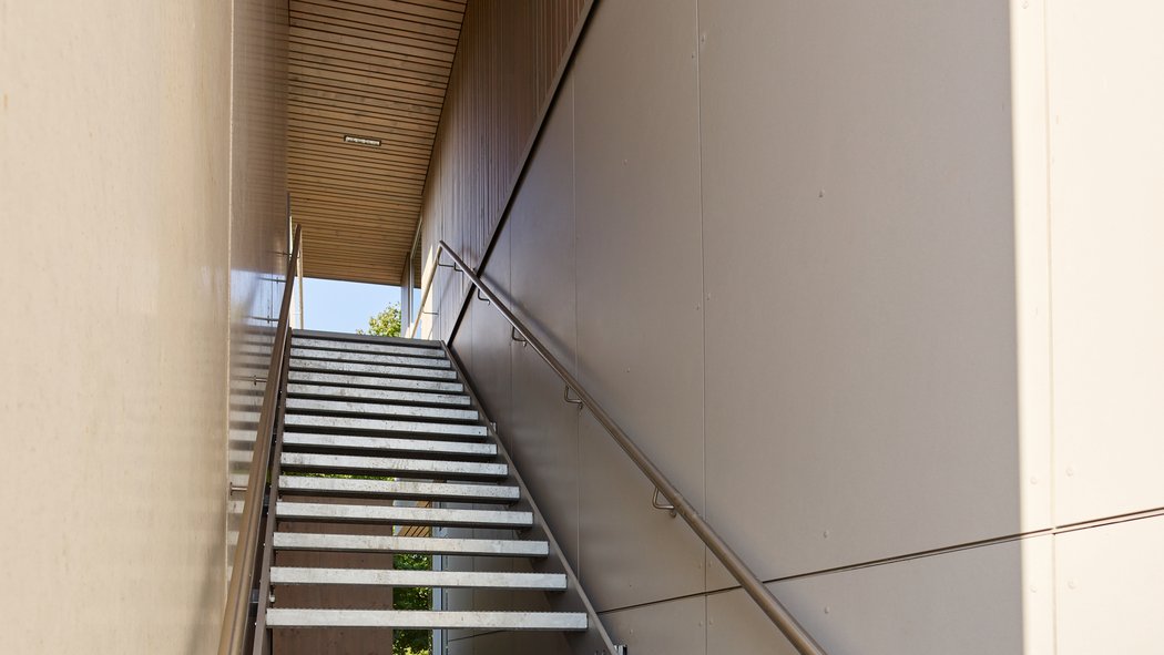 Treppe im Anbau der Volksschule Neumarkt.