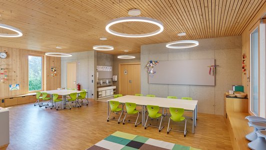 nnenansicht eines modernen Klassenzimmers in der Volksschule Neumarkt.