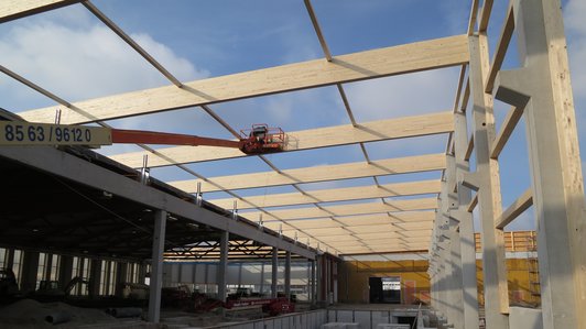 Bau der AMAG Plattenlinie mit Hubarbeitsbühne und Holzträgerkonstruktion