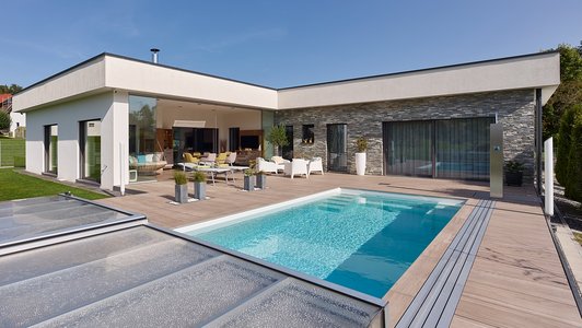 Minimalistischer Bungalow in Massivbauweise - Ansicht Pool und Terrasse