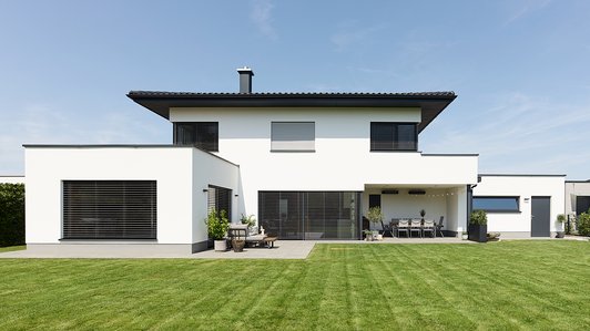 Puristischer Ziegelbau - Außenansicht mit Garten