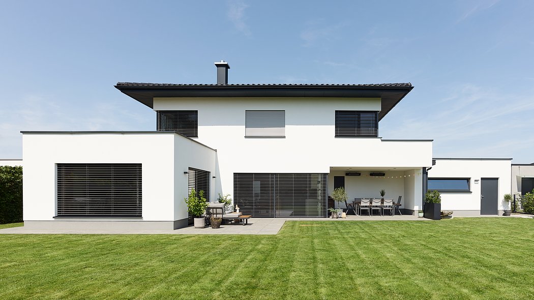 Puristischer Ziegelbau - Außenansicht mit Garten