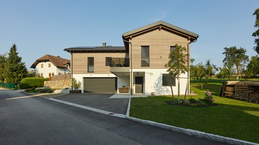 Zeitloses Einfamilienhaus in Holzbauweise Ostansicht