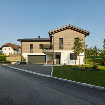 Zeitloses Einfamilienhaus in Holzbauweise Ostansicht