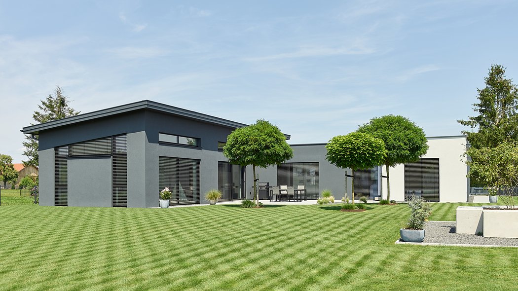 Bungalow mit Flachdach und gepflegtem Garten, Rückseite des Hauses