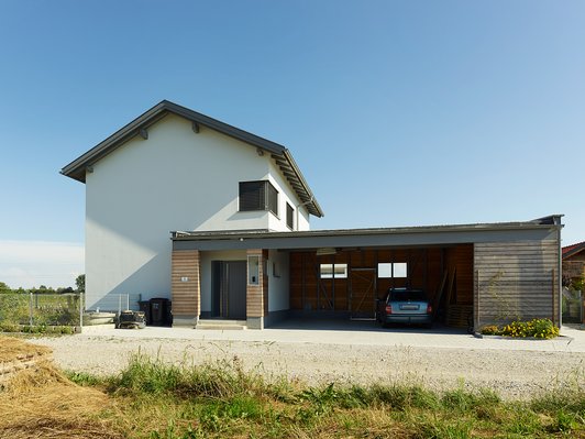 Moderner Ziegelbau in Alleinlage mit Holz-Einfahrt - Eingangsbereich mit Einfahrt und Carport