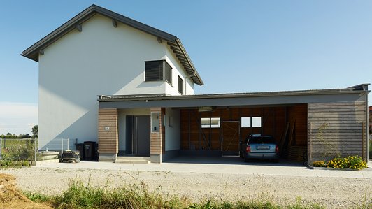 Moderner Ziegelbau in Alleinlage mit Holz-Einfahrt - Eingangsbereich mit Einfahrt und Carport