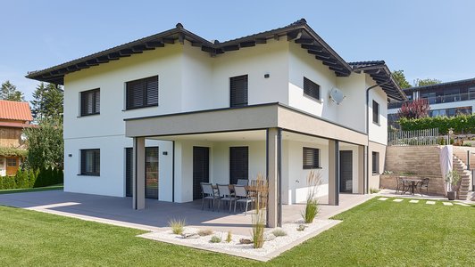 Massives Familienhaus mit Veranda - Außenansicht mit Garten