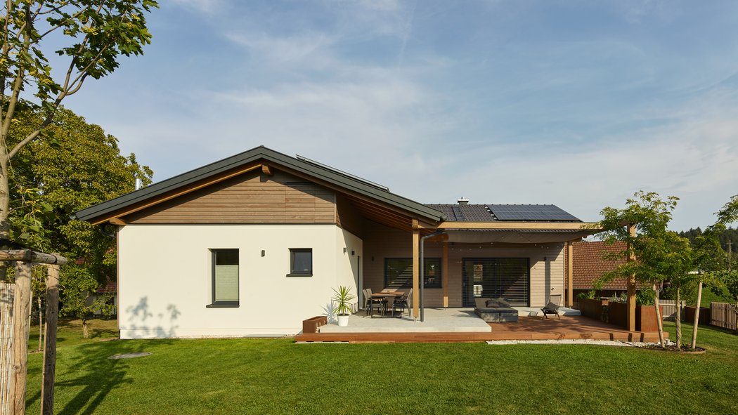 Rückansicht eines modernen Einfamilienhauses mit Garten und Terrasse