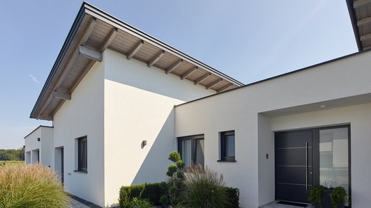 Eingangsbereich mit eleganter Haustür