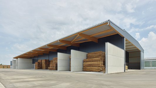 Lagerbereich für gestapeltes Holz bei Obermeier