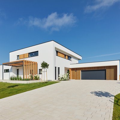 Außenansicht mit Einfahrt und Garage