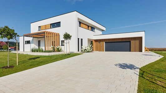 Modernes Massivhaus - Außenansicht mit Einfahrt und Garage