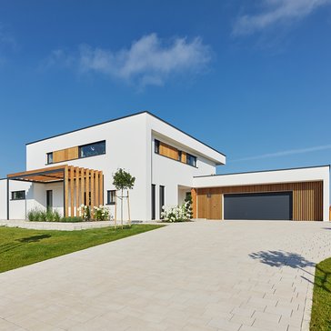 Außenansicht mit Einfahrt und Garage