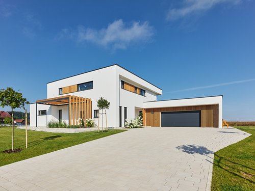 Außenansicht mit Einfahrt und Garage