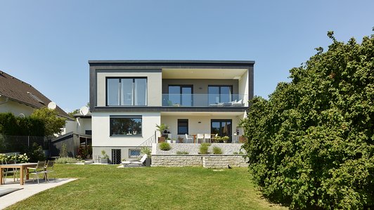 Moderner Holzbau mit Balkon - Gartenansicht