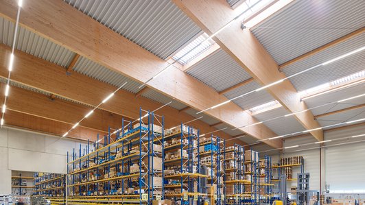 Innenansicht der Produktionshalle mit modernen Holzträgern