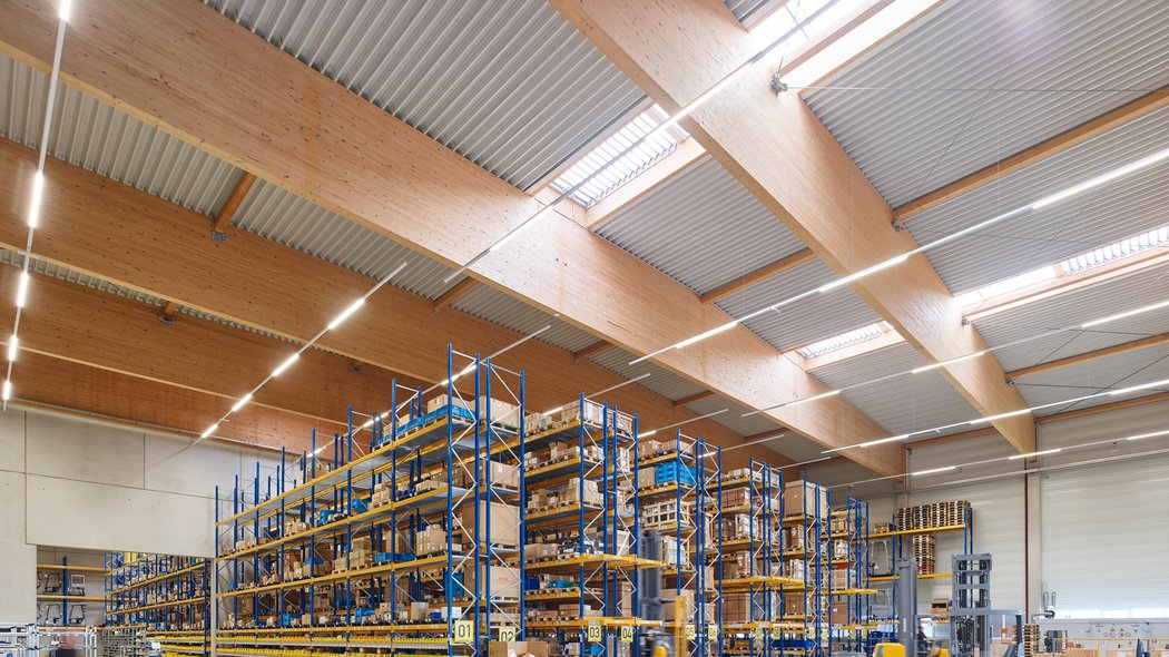 Innenansicht der Produktionshalle mit modernen Holzträgern
