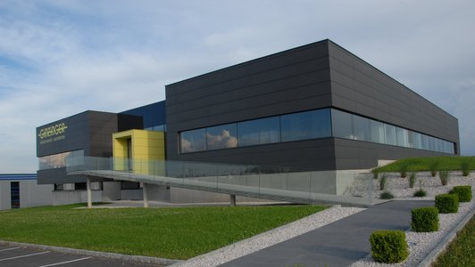 Ginzinger Bürogebäude - Schräge Frontalansicht