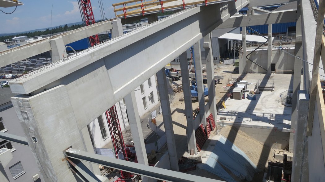 Aufnahme von oben der AMAG Gießerei im Bau