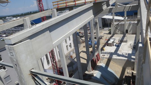 Aufnahme von oben der AMAG Gießerei im Bau