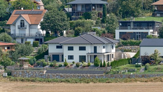 Massives Familienhaus mit Veranda - Außenansicht aus Entfernung