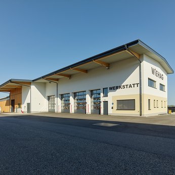 WIEHAG Werkstatt von außen mit Garagentoren