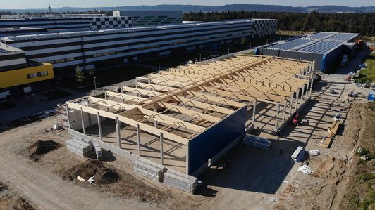 Baufortschritt der Fertigwarenlagerhalle bei AMAG Austria von oben