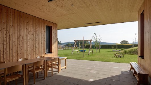 Blick auf den Spielplatz der Sonderschule Mattighofen