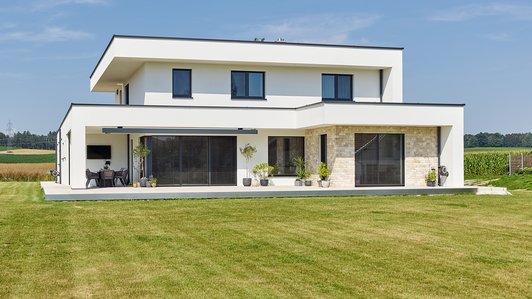 Modernes Massivhaus - Außenansicht mit Garten