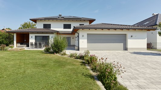 Familien Ziegelhaus mit Terrasse - Außenansicht mit Garage und Einfahrt