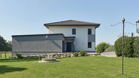 Kompaktes Familienhaus mit Garage - Seitansicht Haus mit Garage